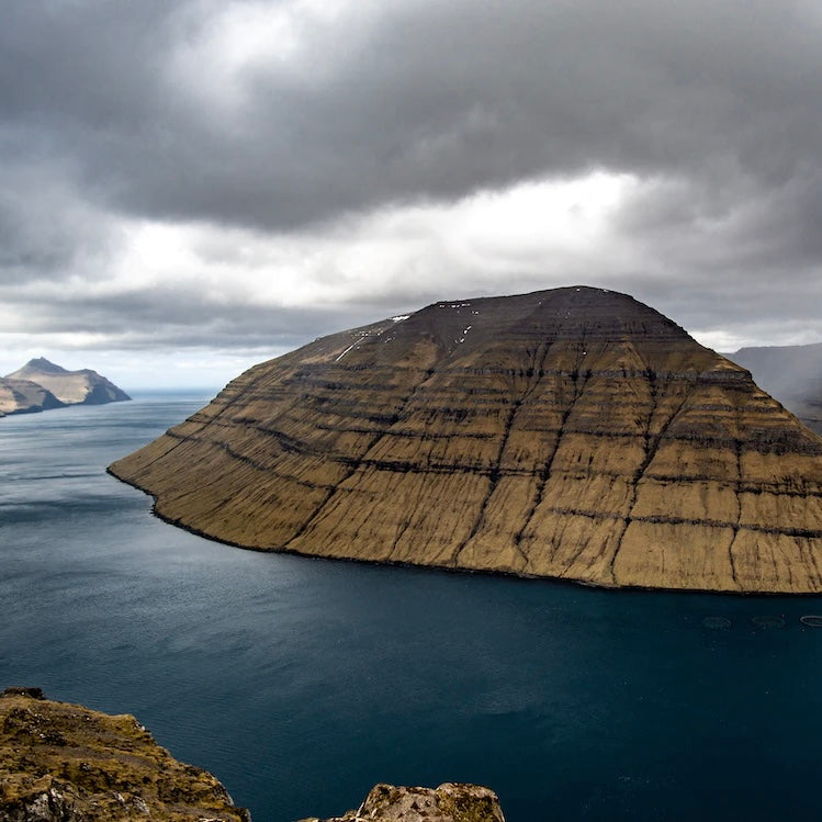 Foto på Färöarna och dess fjordar och laxodlingar
