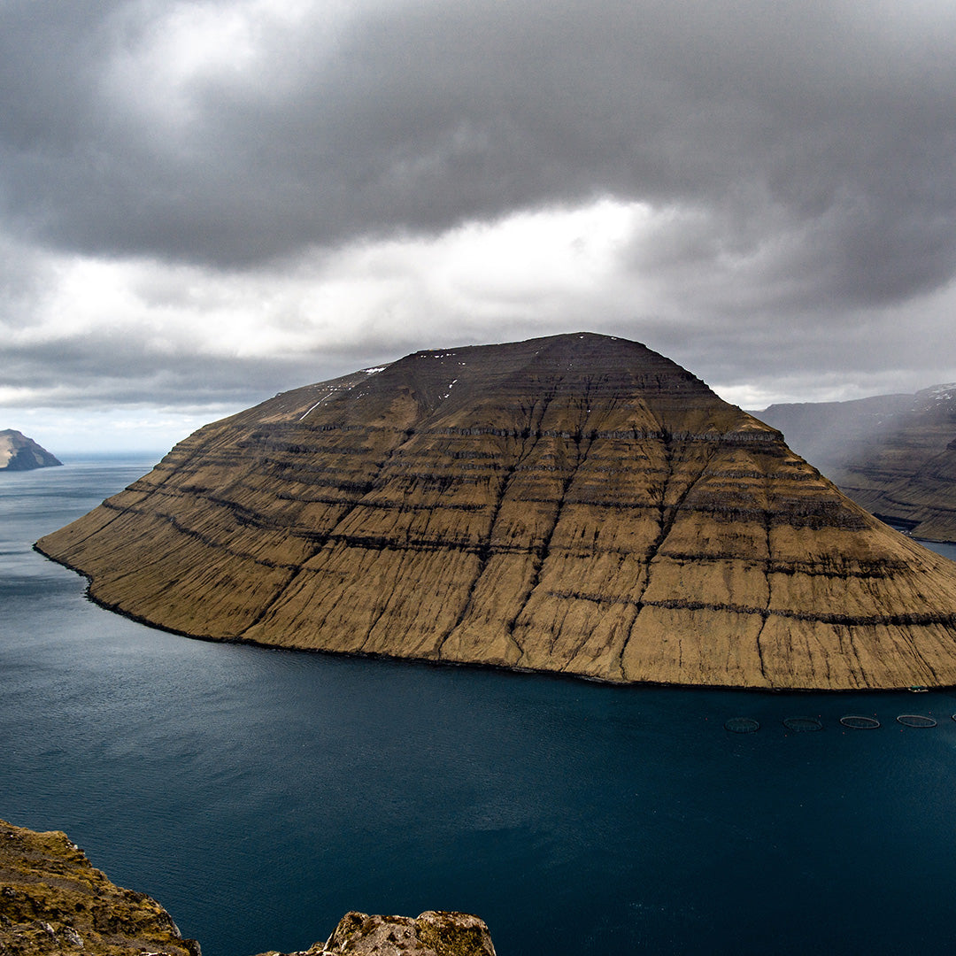 fotografi på berg och fjord på Färöarna